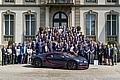 Bugatti-Präsident Stephan Winkelmann (Mitte) und Mitarbeiter mit dem 100. Chiron vor dem Firmensitz Château St. Jean in Molsheim.  Foto: Auto-Medienportal.Net/Bugatti